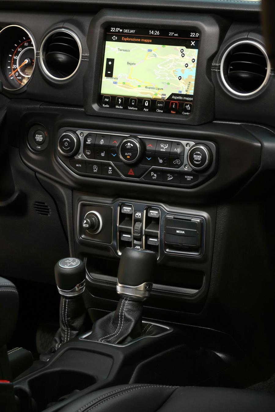 Детали интерьера Jeep Wrangler Unlimited Sahara (JL) 2018 года  (UAE) (фото 2 из 6)